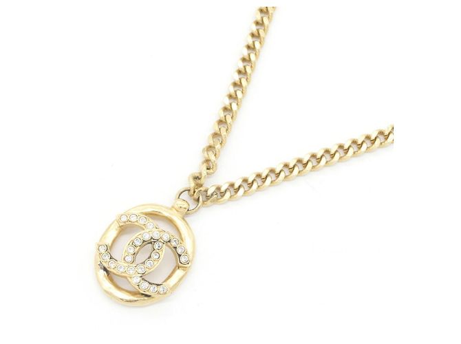 Colar com pingente Chanel em metal dourado e strass