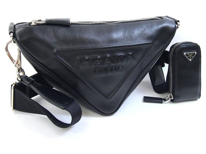 Bolsa tiracolo pochette triângulo Prada em couro preto