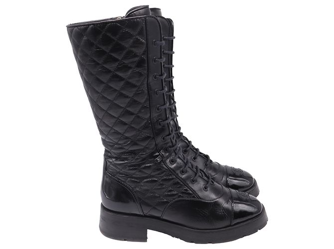 Botas de combate de cano médio acolchoadas CC Chanel em couro preto