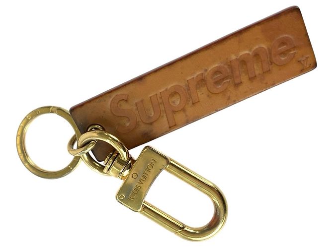 Chaveiro Louis Vuitton x Supreme Marrom Dourado