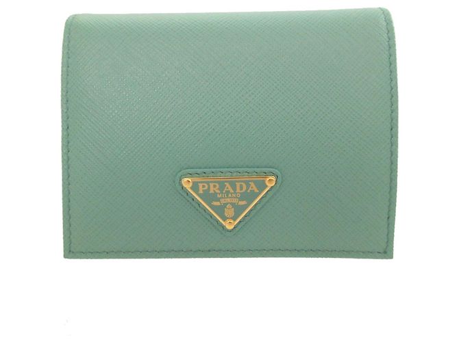 Cartera Prada 1MV204 de piel Saffiano verde, plegable