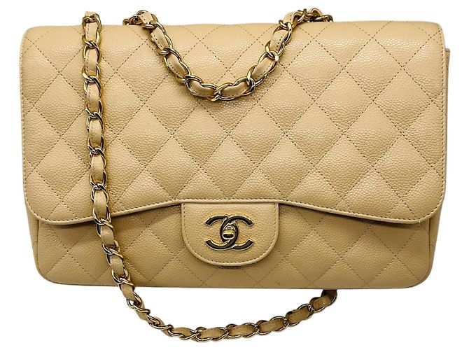 Bolsa Chanel Single Flap em couro caviar matelassê bege com alça de corrente e ferragens douradas