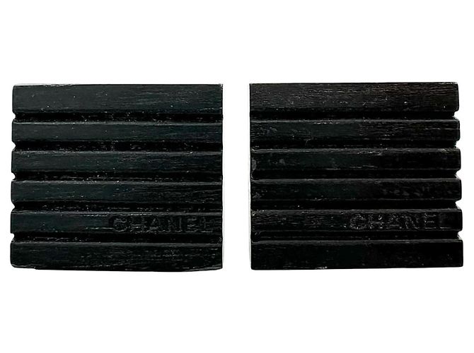 Pendientes de botón de madera cuadrados negros Chanel