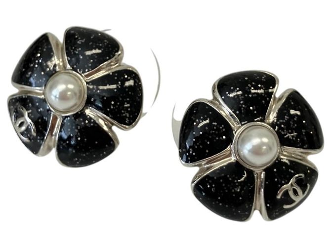 Orecchini a bottone Chanel C26C 2026 Cruise Model Camellia Nero
