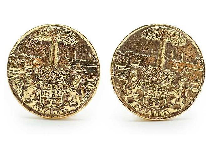 Chanel Orecchini a clip rotondi Lion Crest Shield GP D'oro