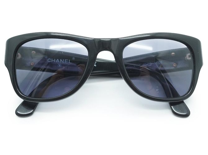 Chanel Occhiali da sole con montatura nera e logo CC Nero