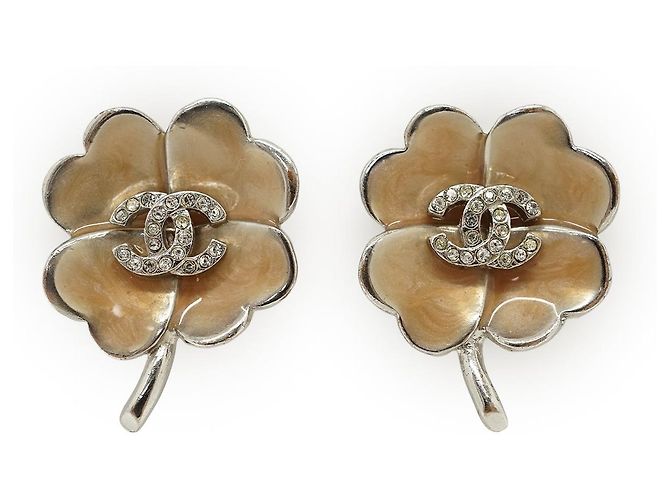 Chanel Orecchini CC Quadrifoglio con Strass Argento Beige