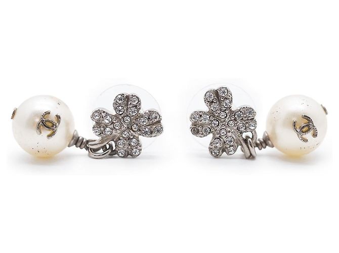 Chanel Brincos de pérolas artificiais e strass de trevo de quatro folhas Prata Branco