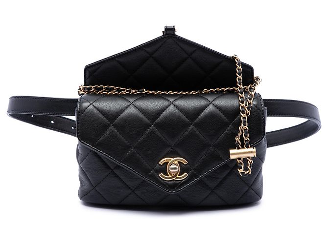 Bolsa de cintura com aba chic e corrente Chanel em couro de bezerro matelassé preto