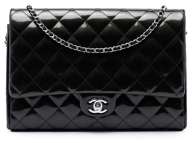Clutch de aba Chanel Black CC acolchoada em verniz estriado com corrente Preto