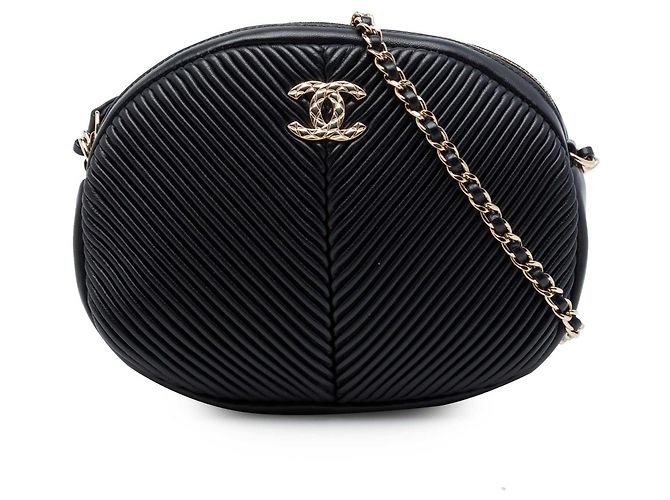 Bolsa Camera Oval Plissada em Pele de Cordeiro Chevron Preta Chanel Preto