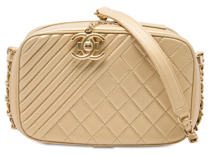 Bolsa Chanel Coco Boy Camera Small em pele de cordeiro acolchoada dourada Dourado