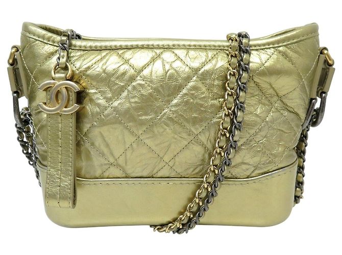BOLSA DE MÃO CHANEL GABRIELLE PM EM COURO MATELASSÉ DOURADO COM ALÇA