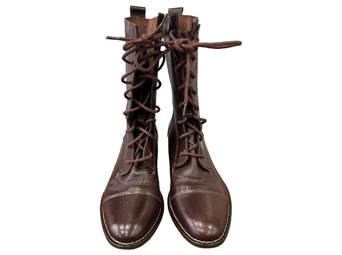 Autre Marque Botas stringadas de cuero marrón Castaño