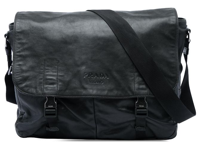 Double Bolsa Camera Prada de aba e fivela dupla em couro de bezerro macio preto