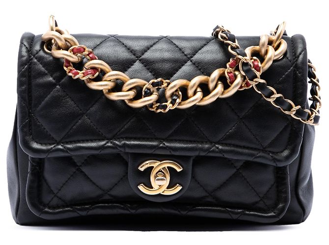 Bolsa Chanel Small Quilted em pele de cordeiro preta com corrente Preto