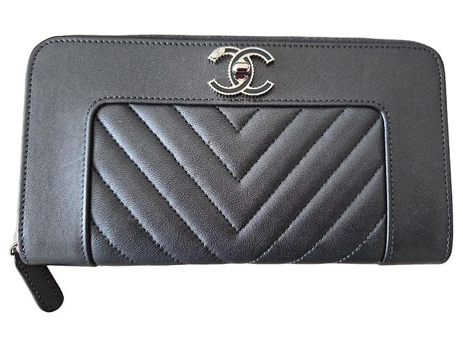 Chanel Chevron Leather Zipped Wallet in Grey Black