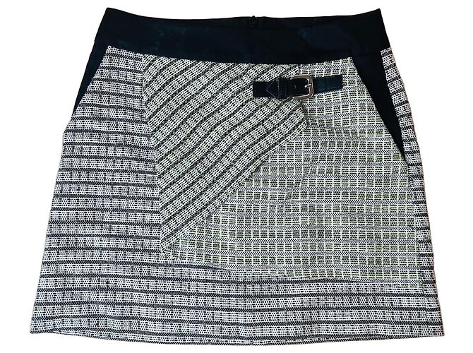 Karen Millen texturierter Minirock in Schwarz & Weiß mit Gürteldetail