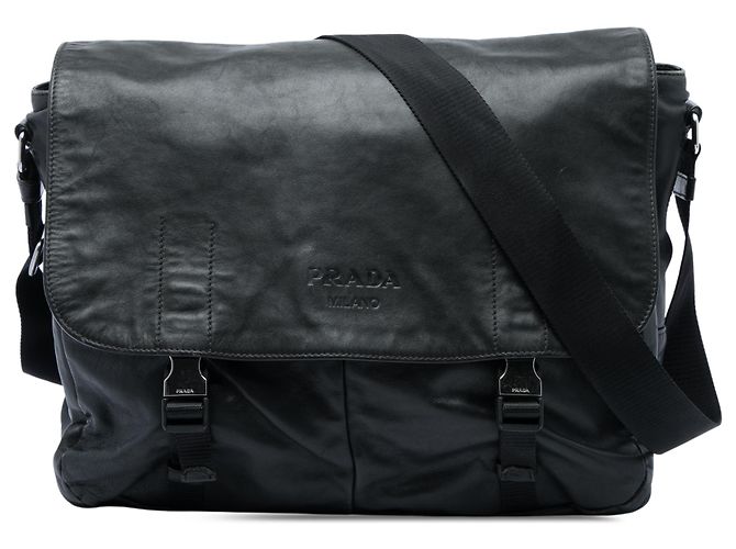 Sac caméra à rabat Prada en cuir de veau souple noir avec double boucle