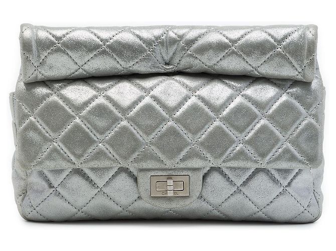 Clutch Roll Reissue 2.55 Chanel em pele de cordeiro metálica acolchoada prateada Prata