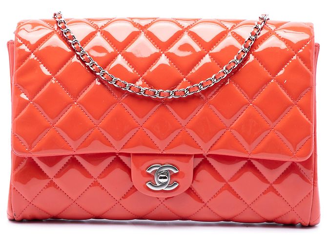 Clutch de solapa acolchada de charol rosa Chanel CC con cadena