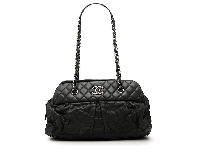 Bolsa Bowling Chanel Chic Quilt em couro de bezerro iridescente matelassê preto