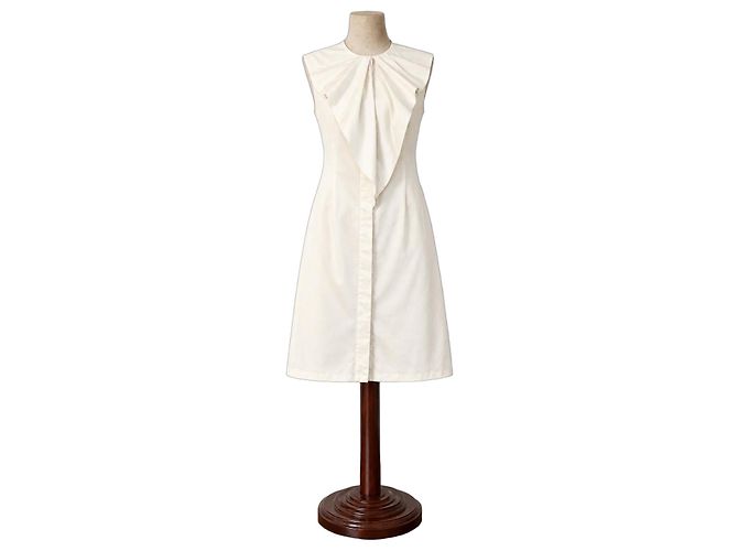 Vestido branco sem mangas Carolina Herrera com folhos