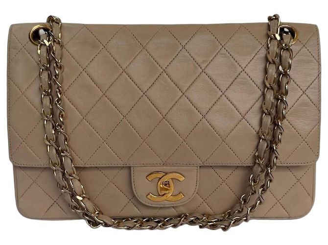 Timeless Bolsa Chanel Classic Flap Medium em couro de cordeiro bege