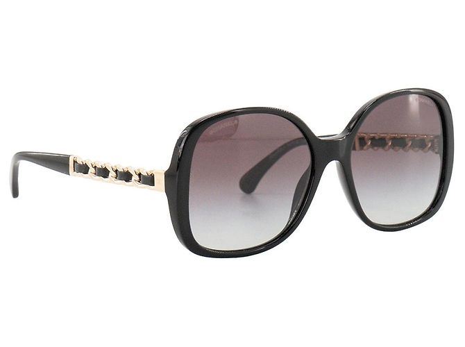 CHANEL - Óculos de sol Chanel em plástico e couro preto e dourado