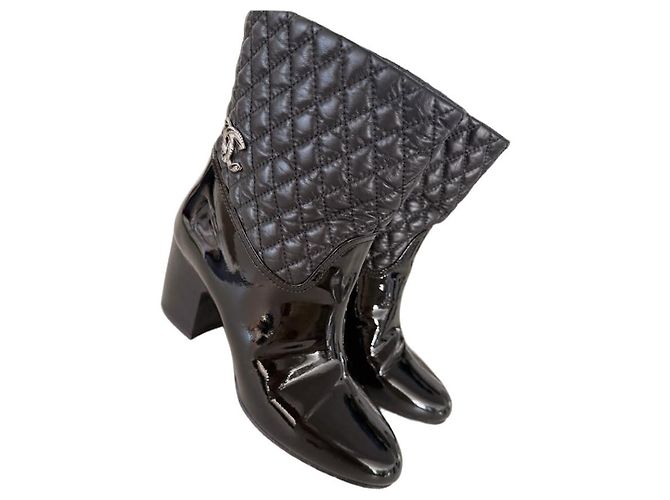 Chanel gesteppte Lacklederstiefel in Schwarz