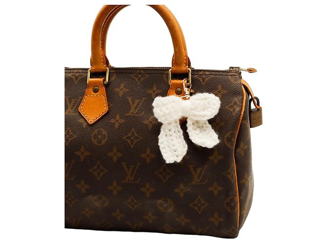 Louis Vuitton Charm per borsa fiocco in crochet bianco
