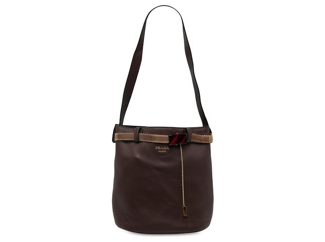 Saco bucket Prada em couro de bezerro castanho com cinto e joias