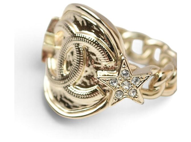 Anel banda Chanel banhado a ouro com marca Coco Dourado