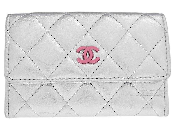 Portacarte con patta Chanel CC in pelle di agnello matelassé