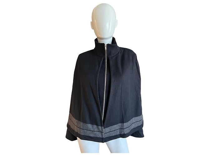 Autre Marque Rodebjer Cape aus Wollmischung Schwarz mit grauen Streifen