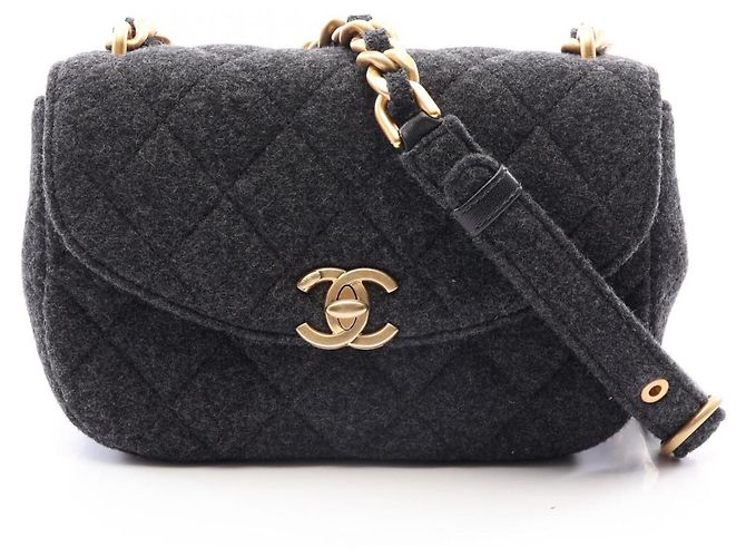 Bolsa de Ombro Chanel Matelassé em Feltro Cinza Marrom