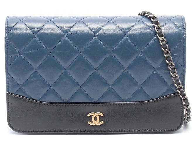 Bolsa Chanel Matelassé em couro preto e azul marinho