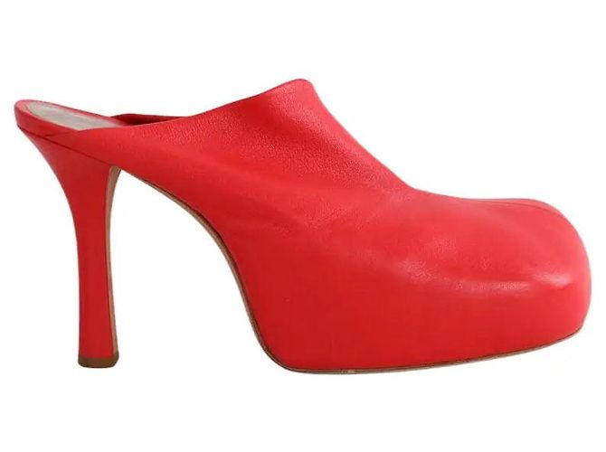 Rote Lederabsätze von Bottega Veneta