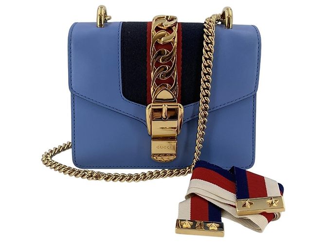 Gucci Mini borsa a tracolla Sylvie con patta, catena e Web in pelle azzurra Blu