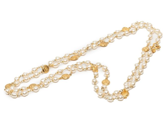 Colar Chanel White CC banhado a ouro e pérolas falsas