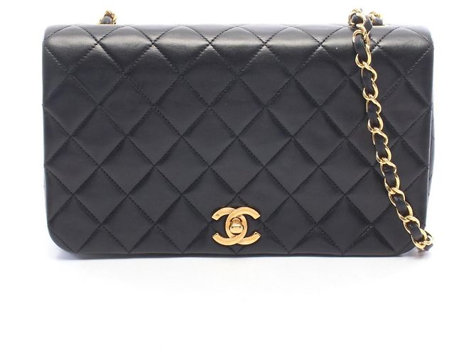 Bolsa de Ombro Chanel Matelassé com Aba Completa Preto