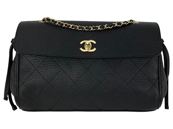 Borsa a tracolla Chanel Urban Essentials Large Flap in pelle nera