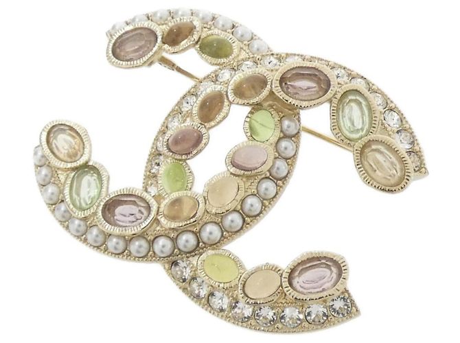 Broche Chanel en marrón, dorado, verde y blanco Castaño
