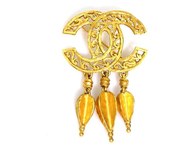 Spilla Chanel in metallo dorato D'oro