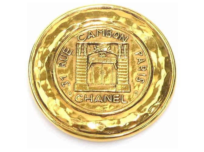 Broche Chanel em metal dourado