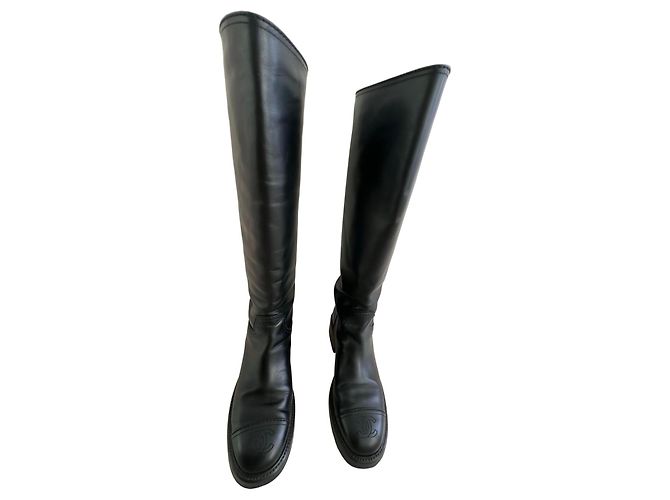 Botas altas Chanel de cuero negro con logo CC
