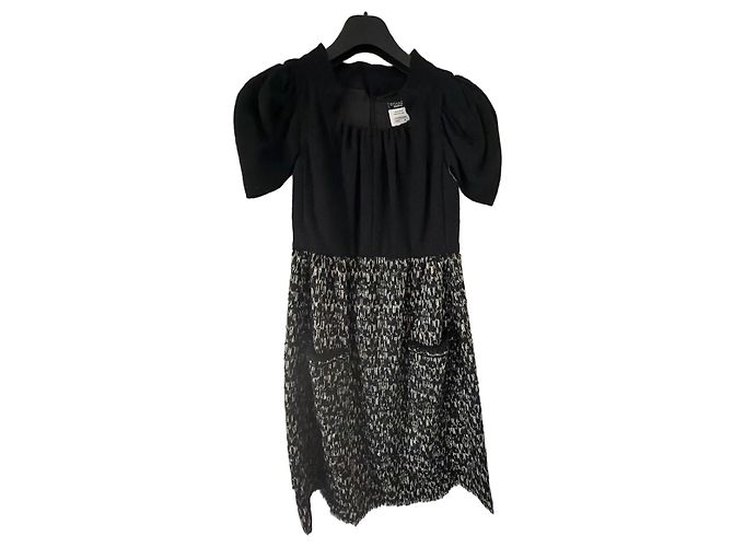 Chanel Abito nero con maniche a sbuffo e gonna texturizzata