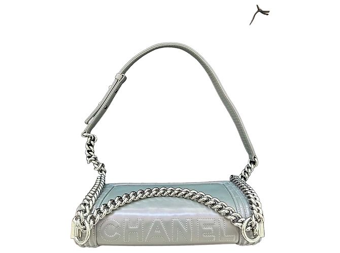 CHANEL Boy Medium - Piel gris perla iridiscente