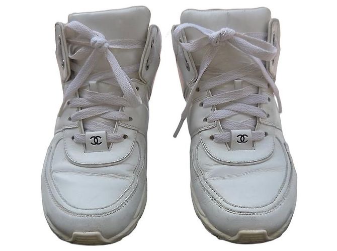 Chanel Sapatilhas Altas em Couro Branco