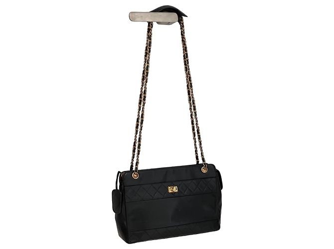 Mademoiselle Borsa a tracolla Chanel in pelle matelassé nera Nero
